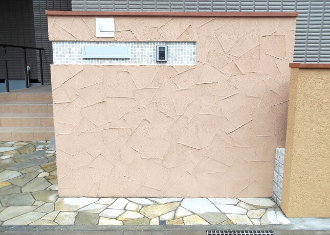 暖色の塗り壁が印象的な家　千葉県千葉市花見川区