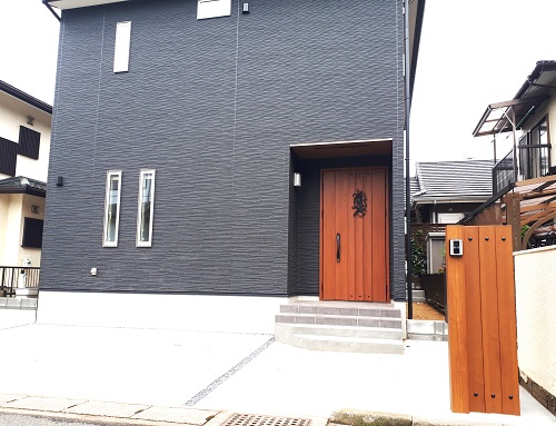 木目調の門柱が印象的な家 千葉県市原市 株式会社日本造園土木 木目調の門柱が印象的な家 千葉県市原市